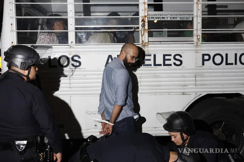 $!Fotografía del 10 de junio de 2025 de agentes de policía deteniendo a una persona durante las protestas contra las redadas migratorias, en Los Ángeles, California.