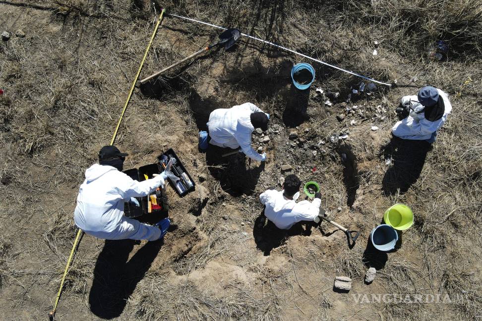 $!Personal forense en un terreno en una zona considerada como un sitio de exterminio de un cártel en Nuevo Laredo, México, el 8 de febrero de 2022.