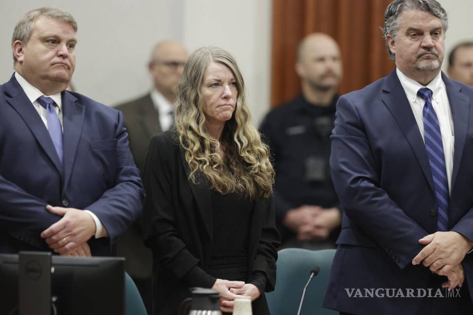 $!Lori Vallow Daybell está de pie y escucha mientras se lee el veredicto del jurado en el Palacio de Justicia del condado de Ada en Boise, Idaho, el 12 de mayo de 2023.
