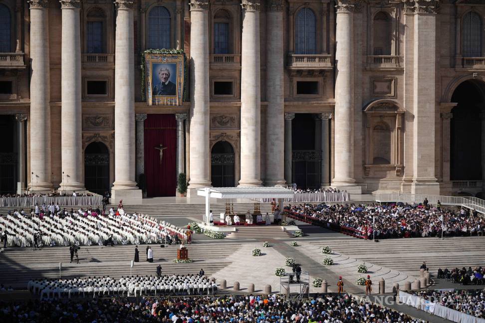$!El Papa León XIV presidió la misa con los participantes del Jubileo del Mundo de la Educación en la Solemnidad de Todos los Santos, en la Plaza de San Pedro.