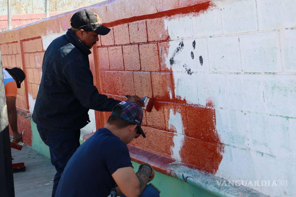 $!Integrantes del programa Transformadores Tupy mejoran el perímetro de la cancha comunitaria en la colonia Omega. FOTO: CORTESÍA