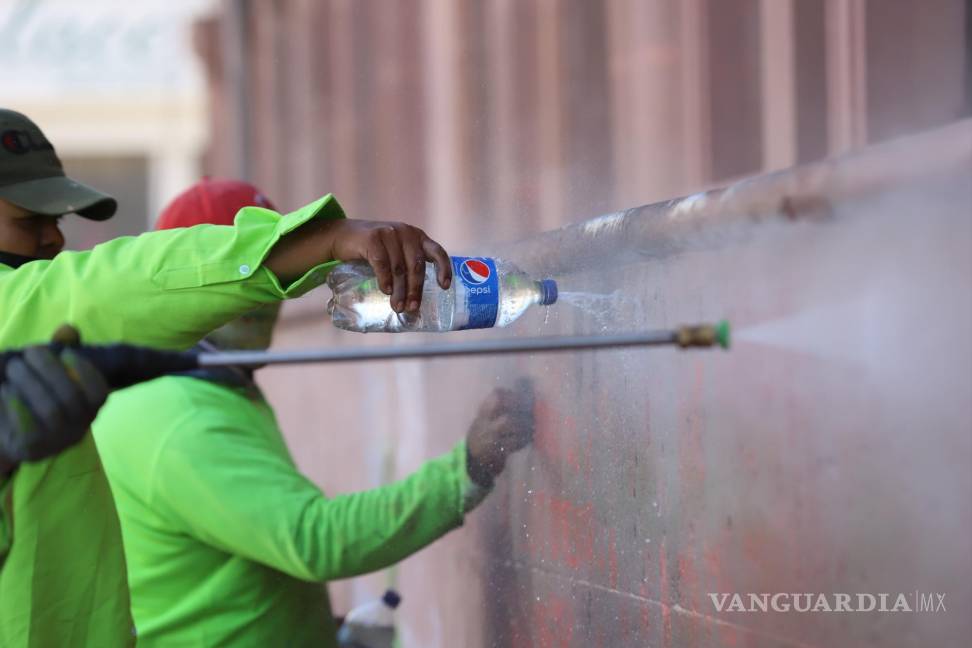 $!Con agua oxigenada, algodones e inyectores de agua ayudan a limpiar los “gritos” de las manifestantes.