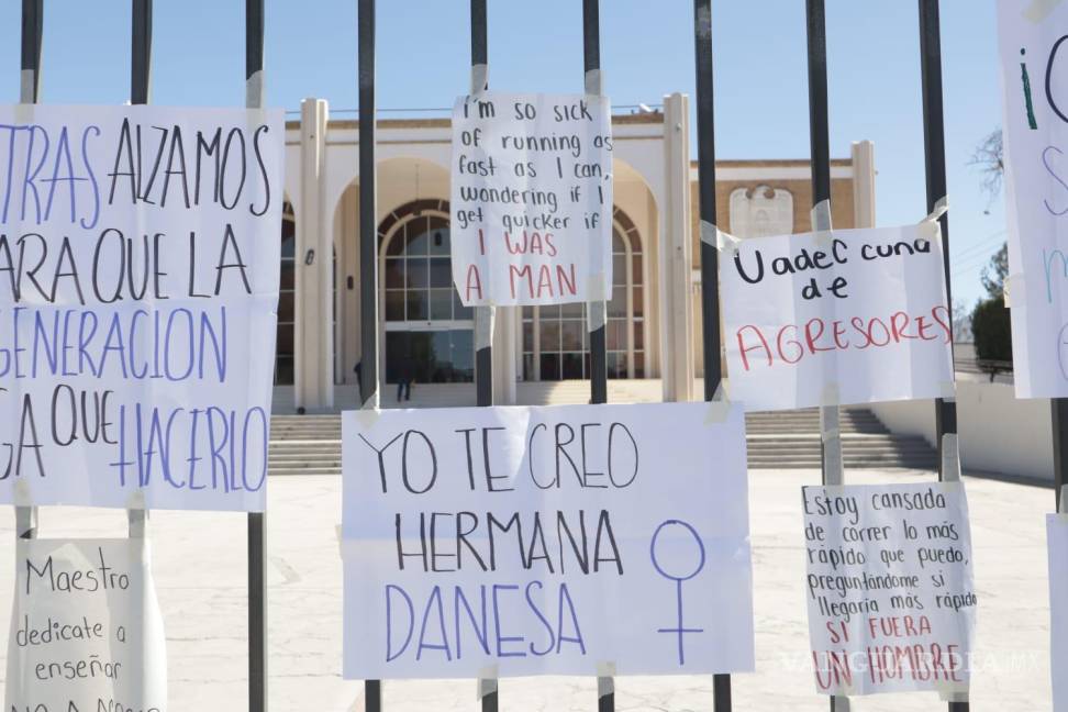 $!Las alumnas del Ateneo de la Fuente exigían la presencia de autoridades universitarias para que se comprometieron a dar seguimiento a las denuncias anónimas.