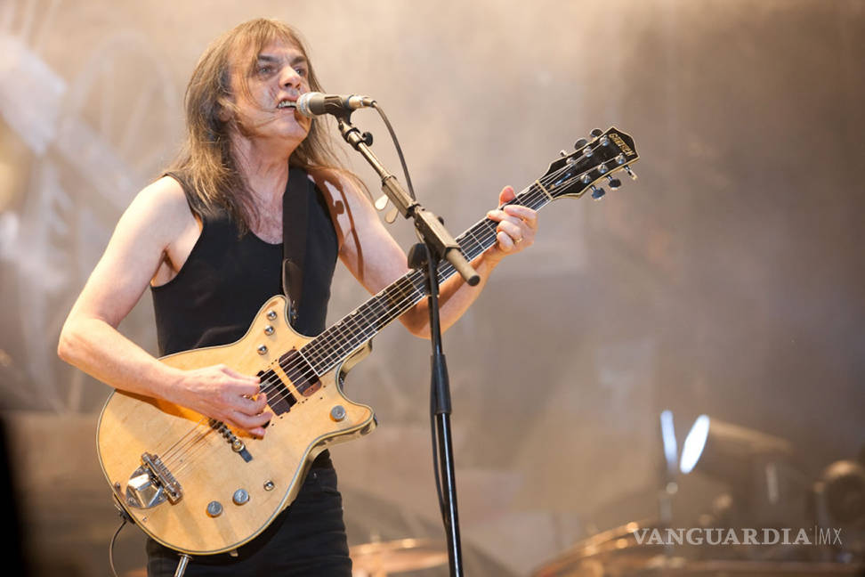 $!Foo Fighters rinden homenaje a Malcolm Young en el Corona Capital