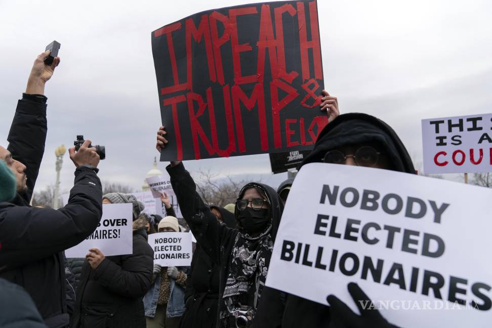 $!La gente protesta contra Elon Musk frente al Departamento de Trabajo de Estados Unidos en Washington, el miércoles 5 de febrero de 2025.