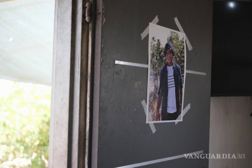 $!Fotografía de Awdah Al Hathaleen, quien, según testigos, fue asesinado por un colono israelí, en la entrada de su casa en la aldea de Umm al-Khair, Cisjordania