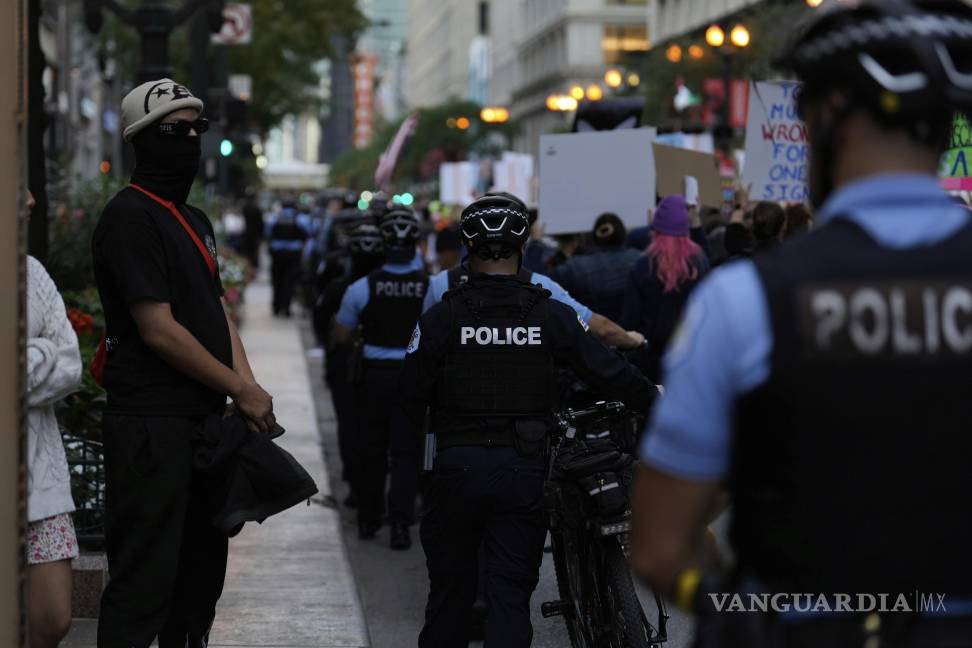 $!La policía acompaña a los manifestantes durante la protesta Chicago dice No a Trump, no a las tropas.