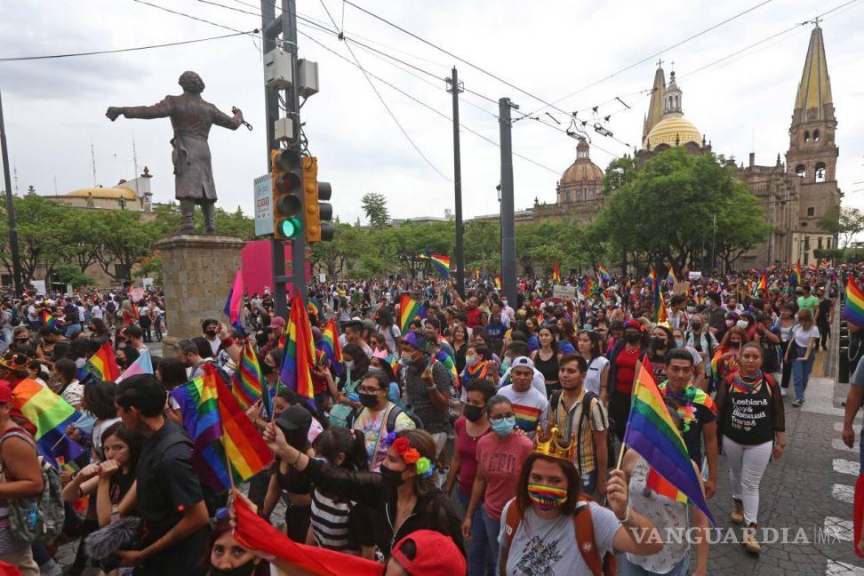 $!Miles de personas de la comunidad LGBT, participaron en una edición mas de la Marcha del Orgullo Gay 2021, ya mencionado evento comenzó en las inmediaciones de la Glorieta Minerva y concluyo en la Plaza de la Liberación en el centro histórico de la ciudad. Cuartoscuro/Fernando Carranza