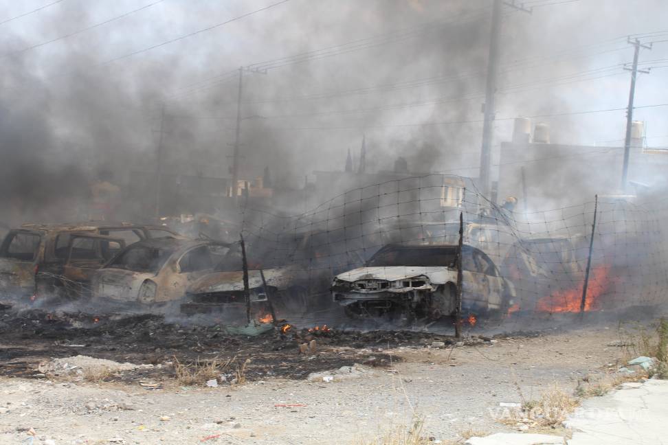 Incendio arrasa con 17 autos, en Saltillo