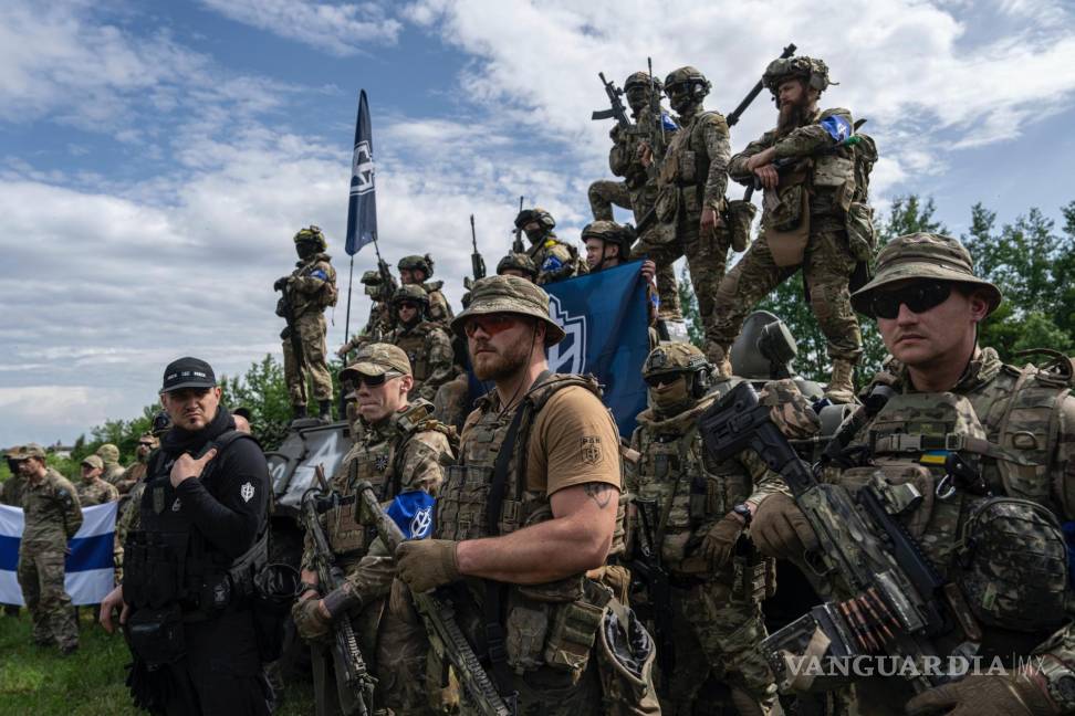 $!Combatientes del Cuerpo de Voluntarios Rusos se preparan para la conferencia de prensa no lejos de la frontera en la región de Sumy, Ucrania.