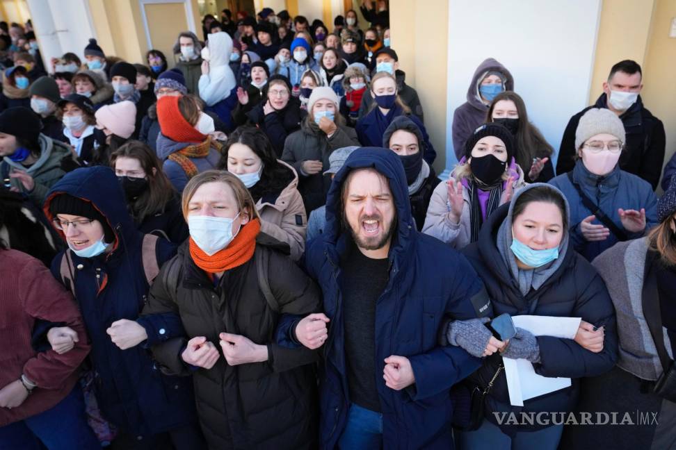 $!Los manifestantes se paran juntos, tomados de la mano, en una manifestación en San Petersburgo, Rusia, el domingo 27 de febrero de 2022.
