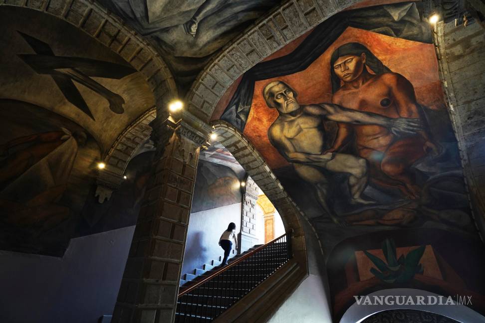 $!Un fresco de 1926 de Hernán Cortés y La Malinche de José Clemente Orozco decora el Antiguo Colegio de San Ildefonso en la Ciudad de México.