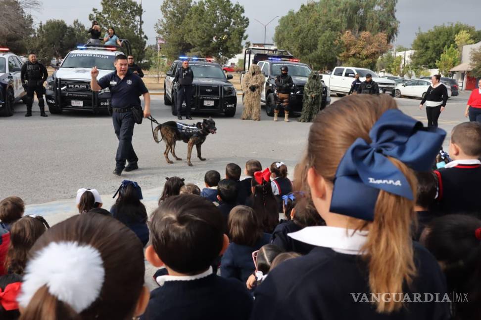 $!Elementos de la Policía Preventiva, Proximidad Social y Policía Cibernética explican sus funciones y labor diaria durante las visitas a planteles educativos.