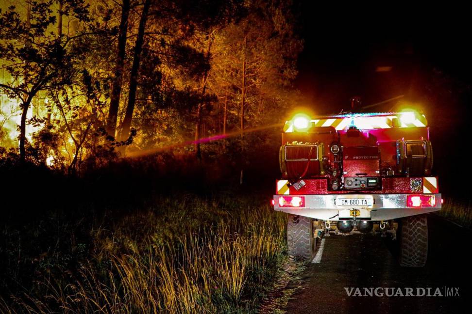 $!Esta foto proporcionada por el SDIS 33 muestra a los bomberos combatiendo un incendio forestal cerca de Landiras, en el suroeste de Francia.