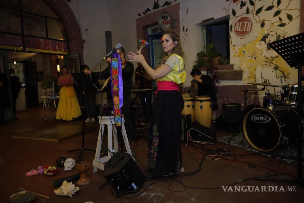 $!La cantante acompañó su presentación con algunos instrumentos tradicionales.