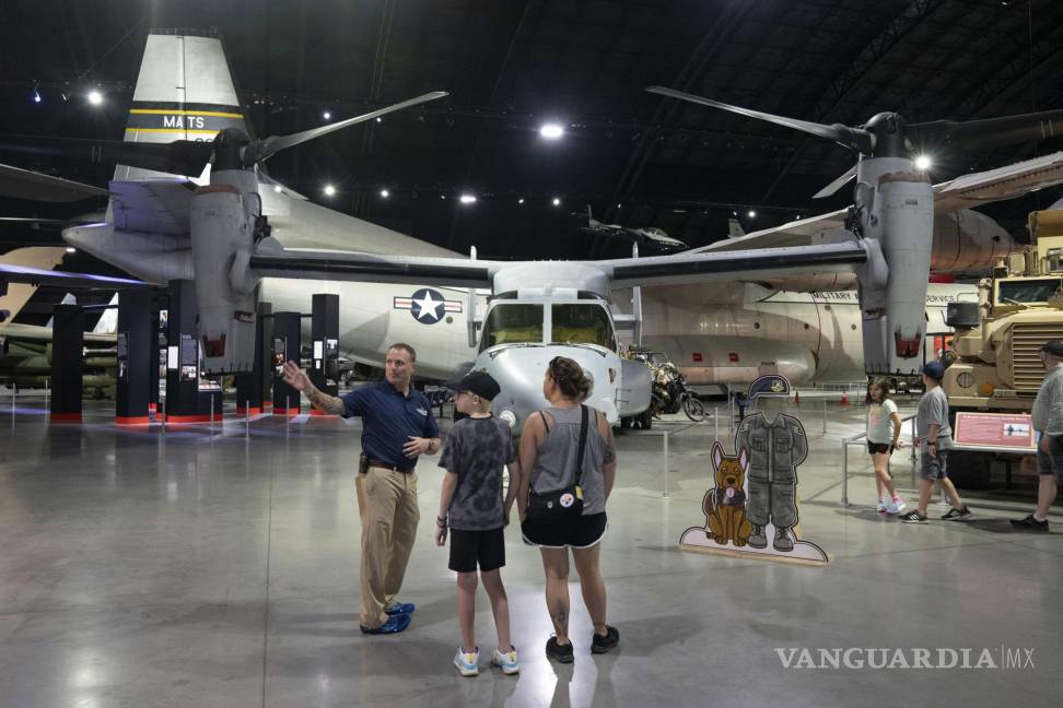 $!El ex piloto del Osprey de la Fuerza Aérea Brian Luce (i) habla con visitantes del Museo de la Fuerza Aérea Wright Patterson AFB, el 9 de agosto de 2024, en Dayton.