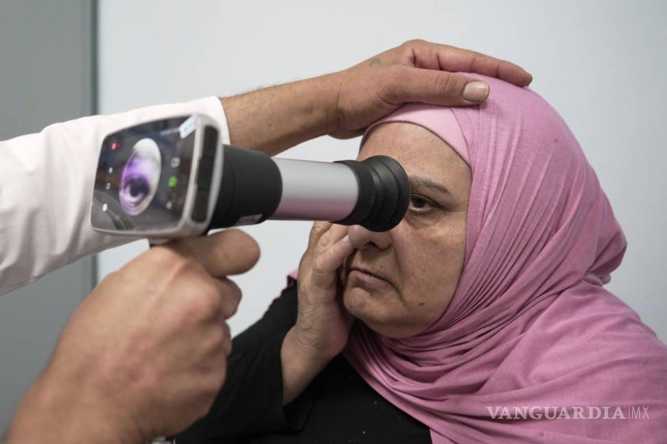 $!Una paciente palestina se somete a una revisión ocular en un centro médico gestionado por UNRWA en el campo de refugiados de Mar Elias, en Beirut, Líbano.