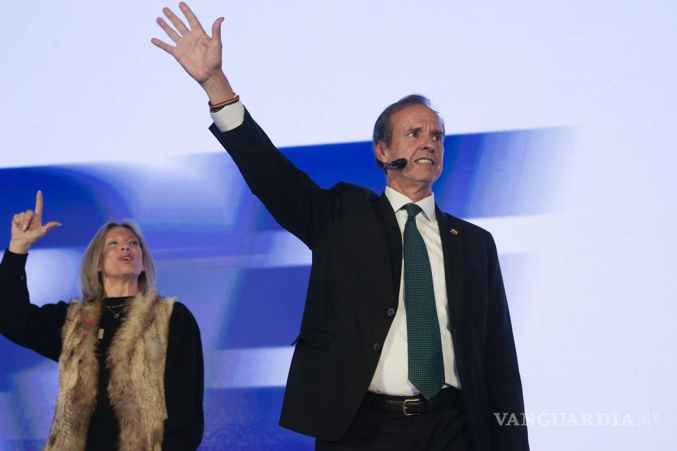 $!El candidato presidencial Jorge Tuto Quiroga, a la derecha, y su esposa, Milena Dobronic, se dirigen a sus partidarios después de los primeros resultados.