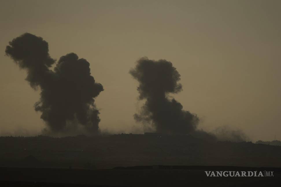 $!El humo se eleva hacia el cielo tras un ataque militar israelí en la Franja de Gaza, visto desde el sur de Israel.