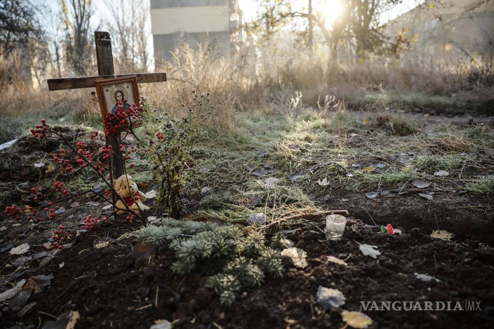 $!Ttumba de un civil en el patio de las casas residenciales dañadas en la ciudad de Kostyantynivka, en primera línea del frente, en la región de Donetsk, Ucrania.