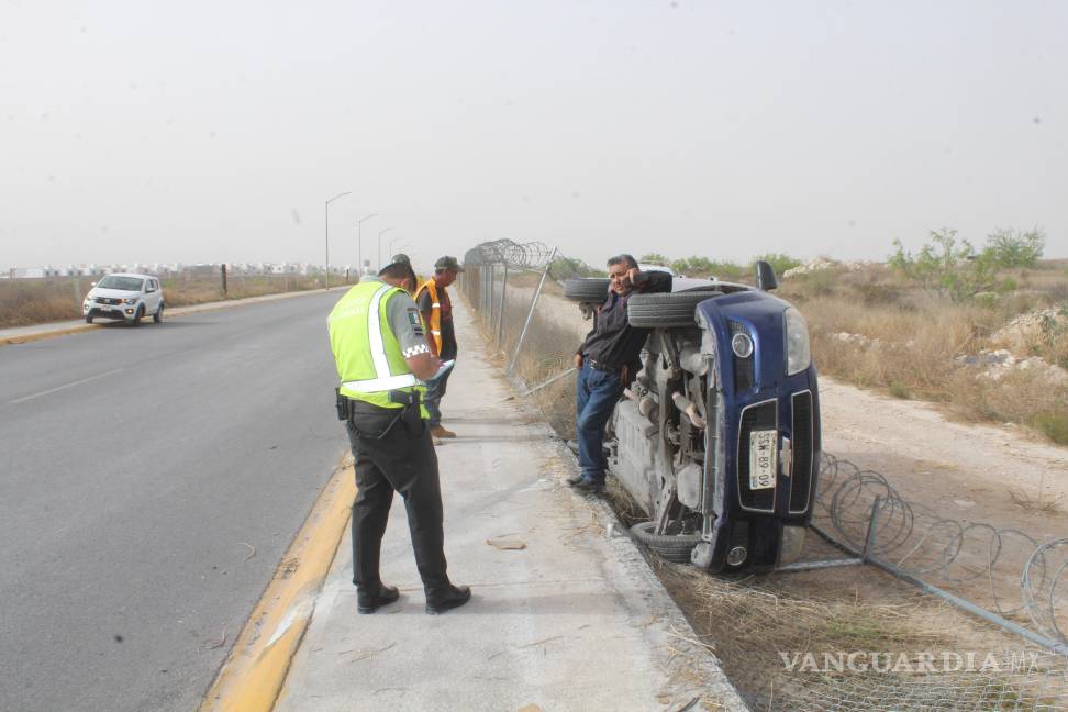 Vehículo vuelca y cae dentro del aeropuerto Plan de Guadalupe, en Ramos Arizpe