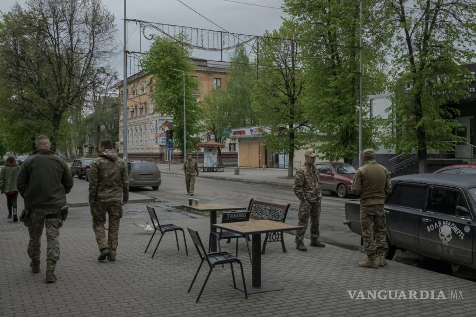 $!Soldados ucranianos hablan entre sí cerca de un café en el centro de Slovyansk, Ucrania.