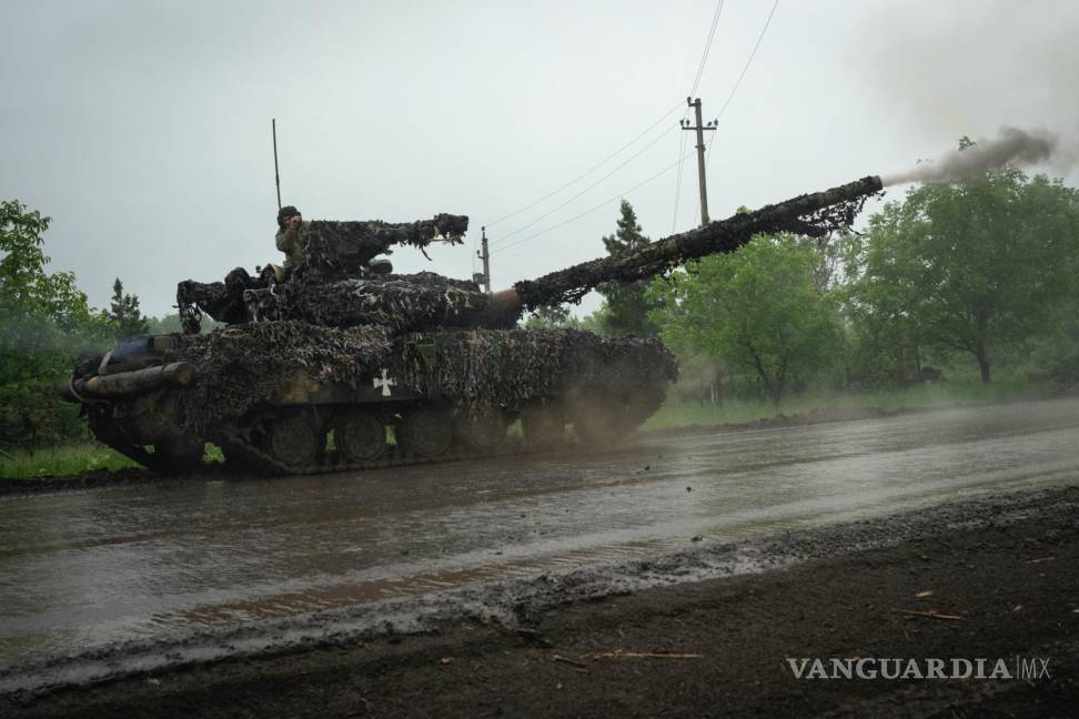 $!Un tanque ucraniano dispara hacia las posiciones rusas en la línea del frente cerca de Bakhmut, región de Donetsk, Ucrania.