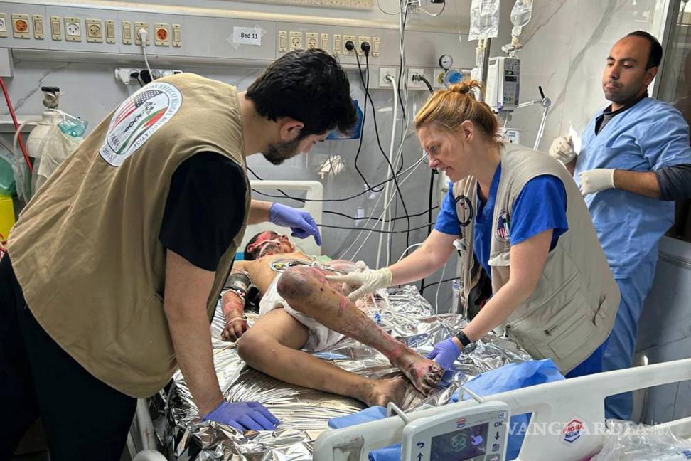 $!Monica Johnston RN de la Asociación Médica Palestina Estadounidense PAMA, con un paciente que sufrió quemaduras graves en Khan Younis, Gaza.