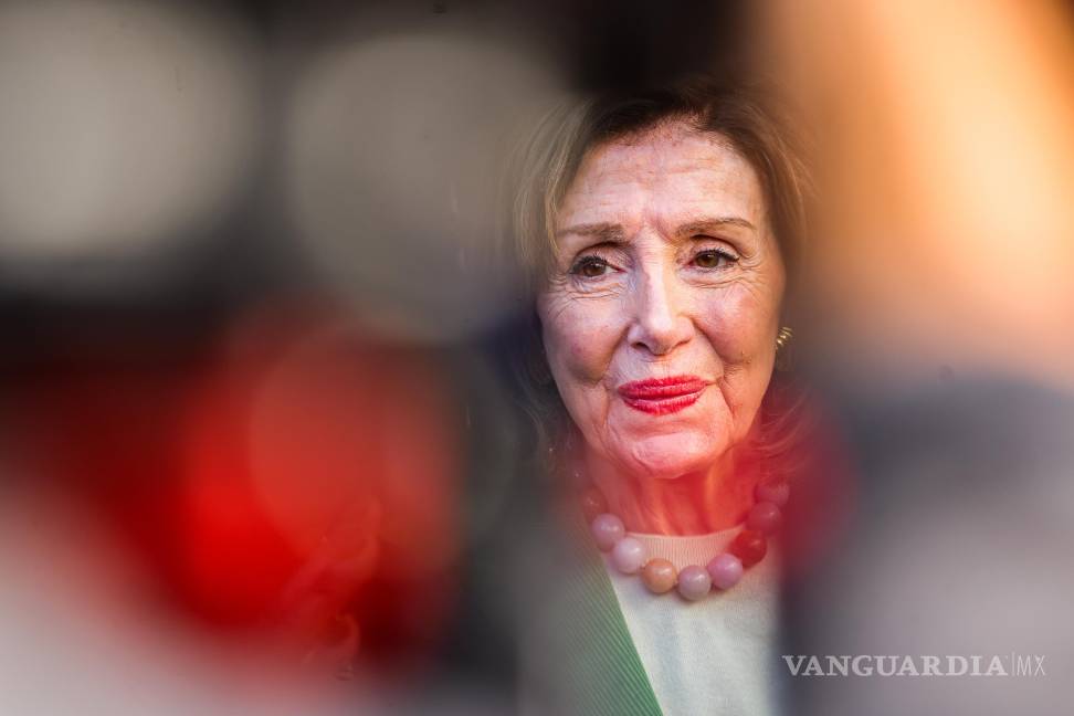 $!La representante demócrata Nancy Pelosi habla con los periodistas después de un acto de campaña en apoyo de la Proposición 50 en San Francisco.