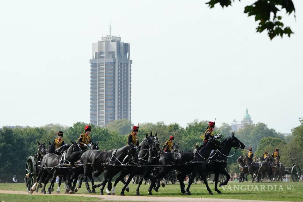 Mientras Rishi Sunak, primer ministro británico, pondera el servicio de Isabel II a un año de su muerte, los antimonárquicos protestan