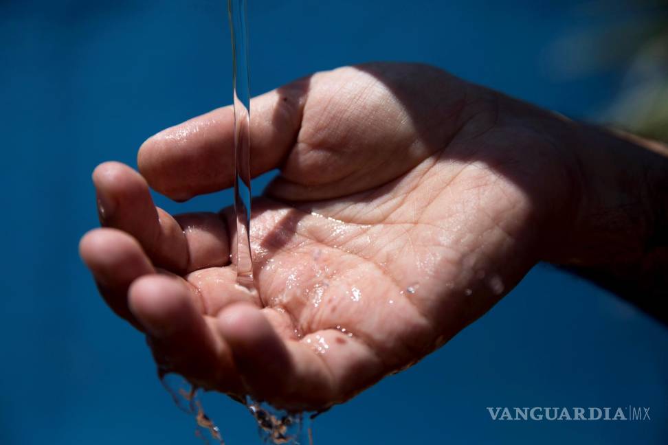 $!Un trabajador de la planta desalinizadora de Hadera en Israel revisa el agua de mar tras el proceso de desalinización.
