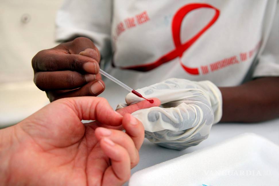$!Un hombre se somete a un análisis de VIH en Johannesburgo, Sudáfrica.