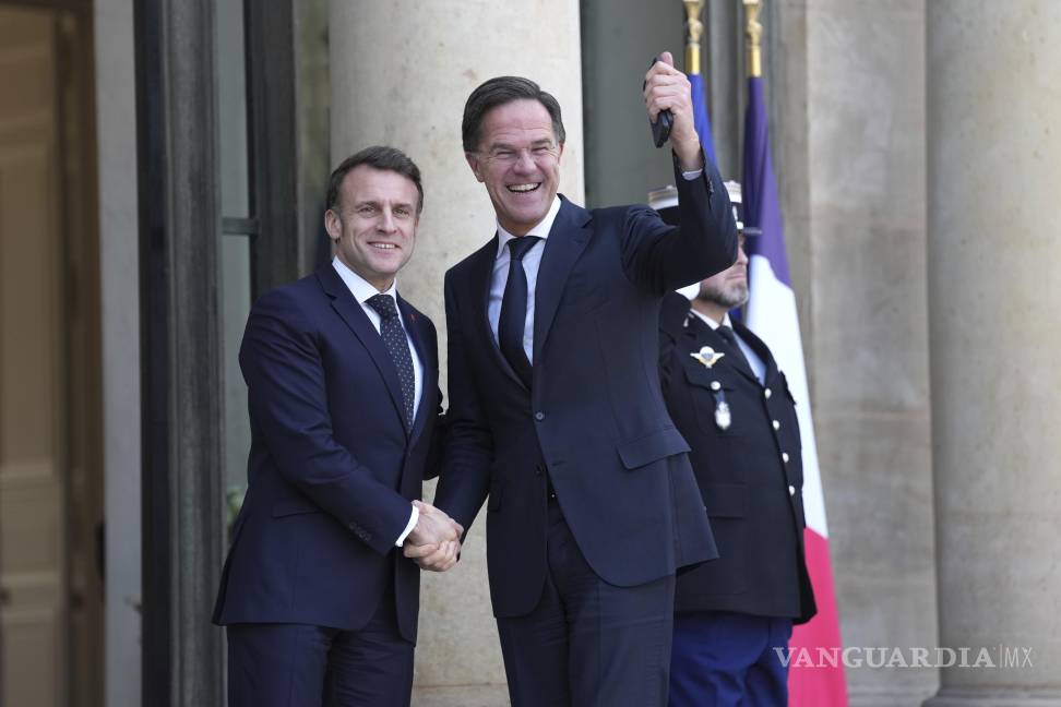 $!El presidente francés, Emmanuel Macron y el secretario general de la OTAN, Mark Rutte, a su llegada a una reunión de líderes de las principales naciones de la UE.