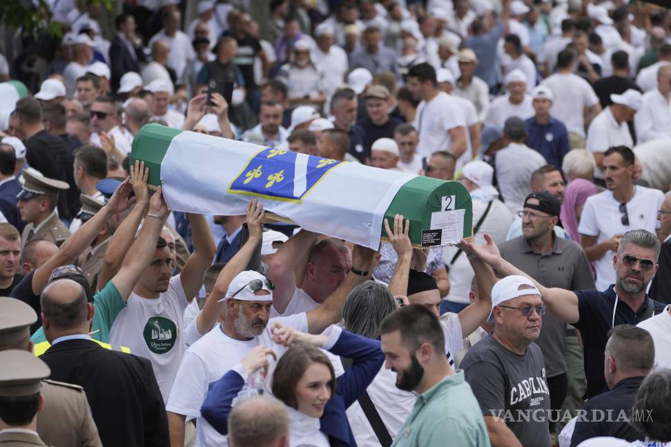 $!Hombres musulmanes bosnios llevan ataúdes con los restos de siete víctimas recientemente identificadas del genocidio de Srebrenica.