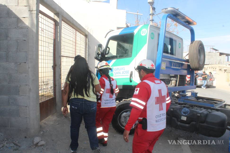 Choca, atropella a dos niños y una mujer y cae al patio de una casa, en Saltillo