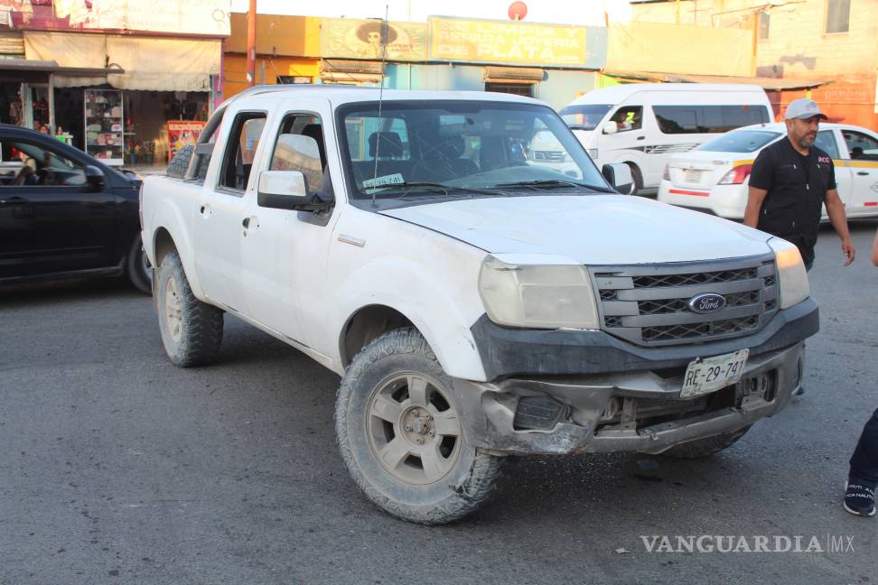 Camioneta le quita el paso a motociclista y lo manda al Hospital General de Saltillo