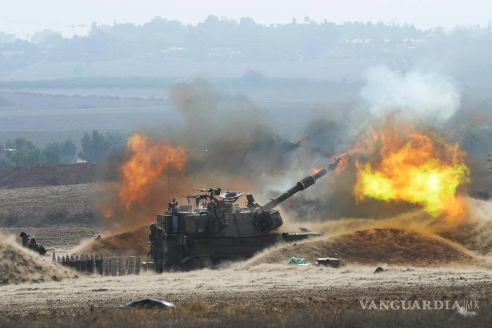 $!Una unidad móvil de artillería israelí disparó un proyectil desde el sur de Israel hacia la Franja de Gaza, en una posición cercana a la frontera entre Israel y Gaza.