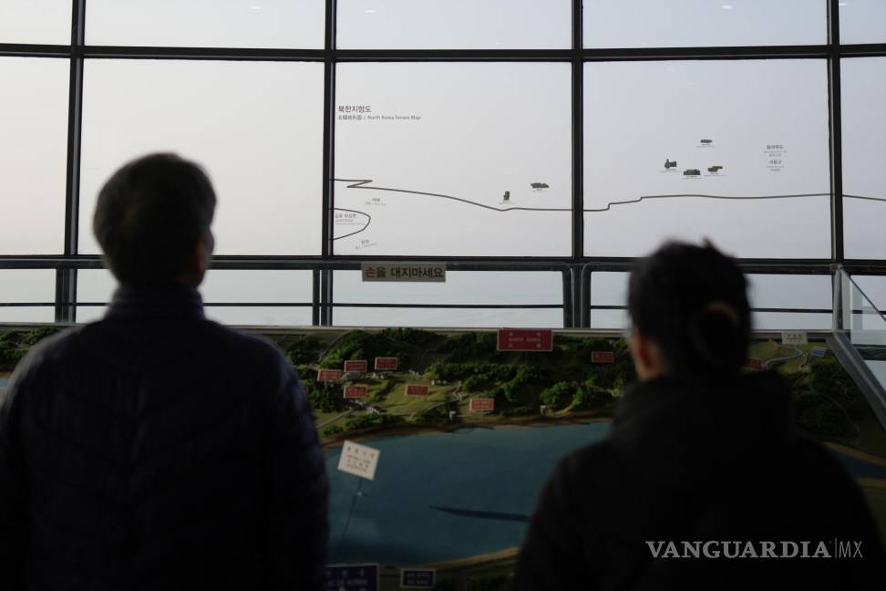 $!Visitantes observan el lado norcoreano desde un observatorio en Paju, Corea del Sur, este 5 de enero.
