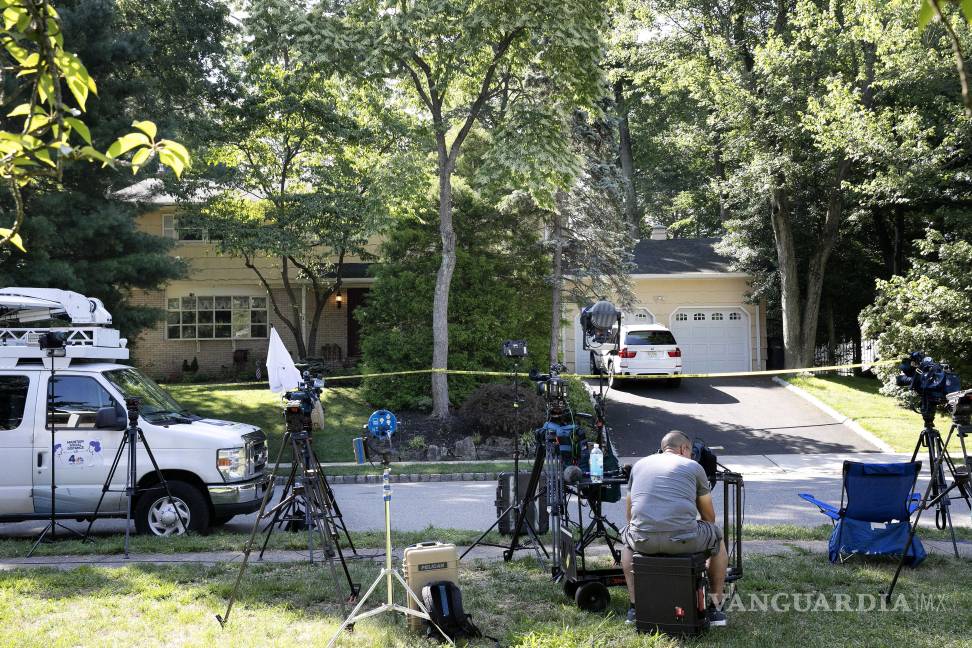 $!Miembros de la prensa se instalan frente a la casa de la jueza federal Esther Salas, el 20 de julio de 2020, en North Brunswick, Nueva Jersey.