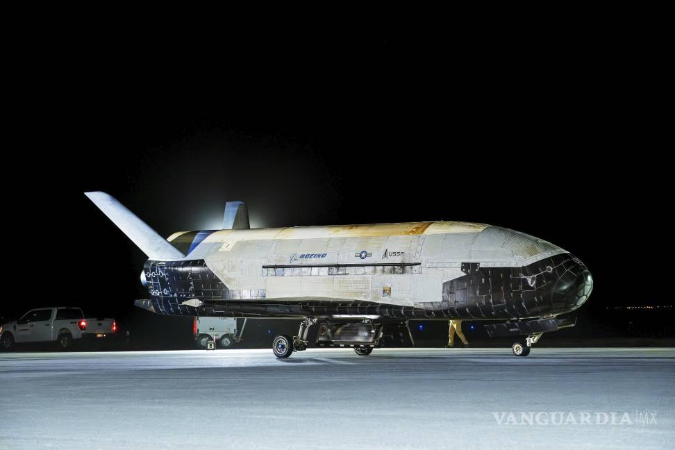 $!El vehículo de prueba orbital X-37B-7 (OTV-7), un avión espacial no tripulado aterrizó con éxito en la Base de la Fuerza Espacial Vandenberg, California.