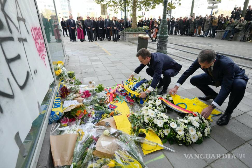$!El primer ministro sueco, Ulf Kristersson (i), y el primer ministro belga, Alexander De Croo (d), depositan flores para las víctimas de un tiroteo en Bruselas.