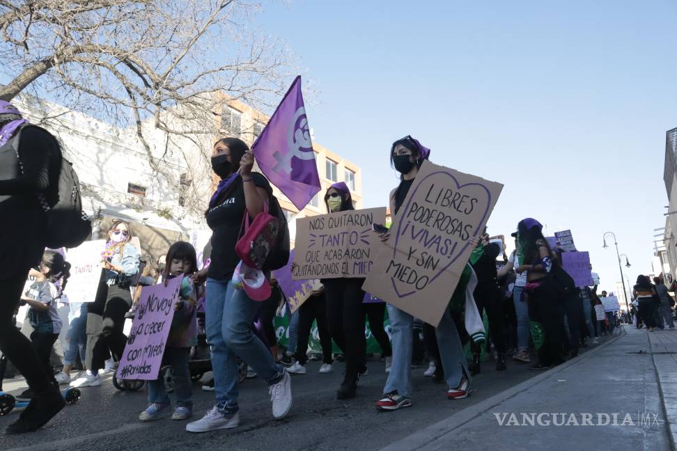 $!Saltillo, Coahuila 8 de Marzo del 2022 Marcha 8M en la plaza Tlaxcala y calles del centro de la ciudad