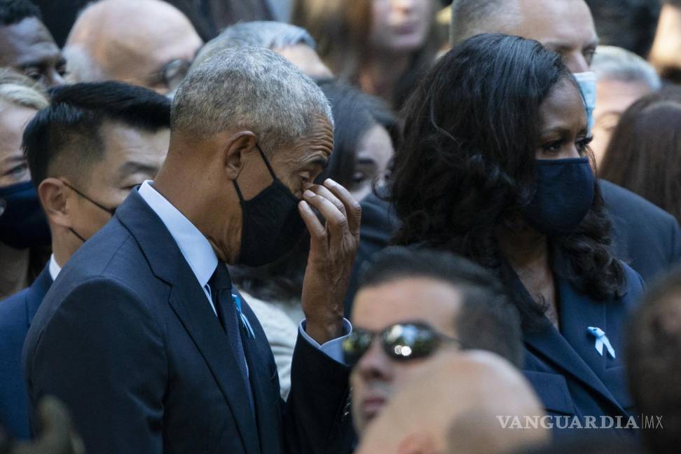 $!El ex presidente Barack Obama, a la izquierda, se enjuga los ojos junto a la ex primera dama Michelle Obama durante las ceremonias para conmemorar el 20 aniversario de los ataques terroristas del 11 de septiembre, el sábado 11 de septiembre de 2021, en el Museo y Memorial Nacional del 11 de septiembre en Nueva York. AP/John Minchillo