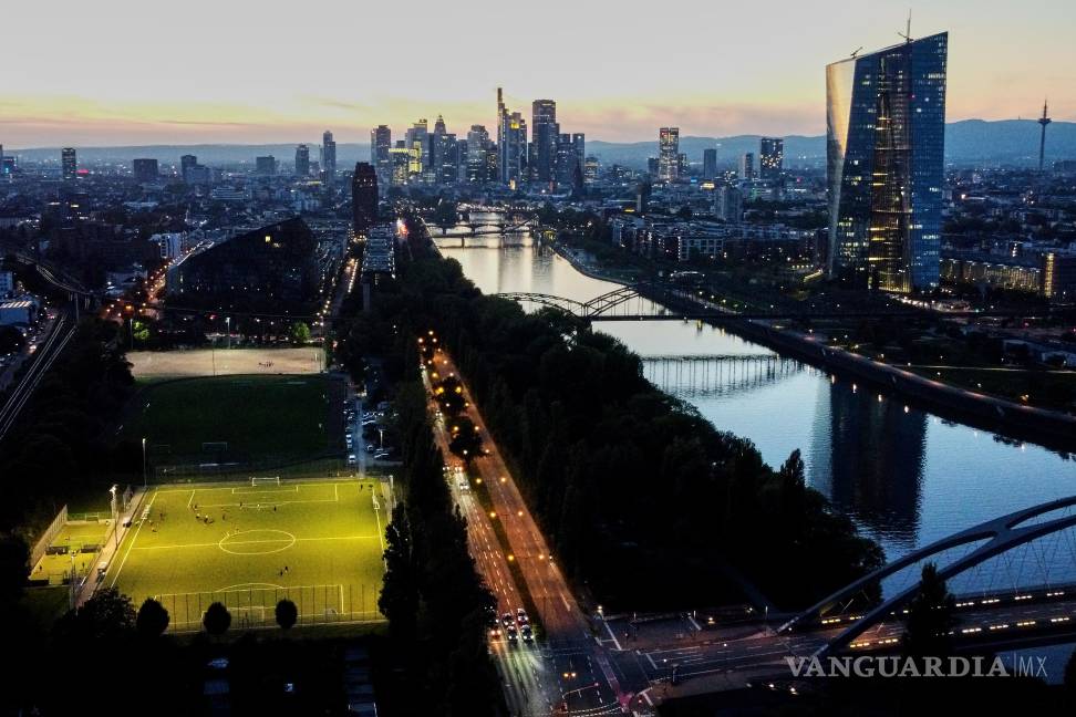 $!Un campo de fútbol en Frankfurt. Desde 1990, según cifras de la Destatis, la población en Alemania creció en un 5 % hasta los 83.6 millones de habitantes.