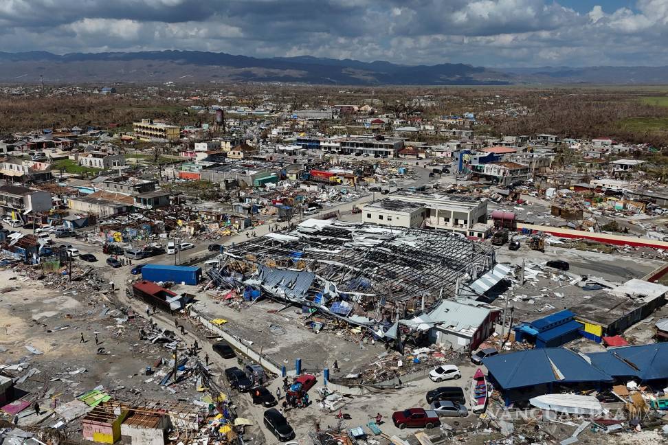 $!Vista aérea de Black River, Jamaica tras el paso del huracán Melissa.