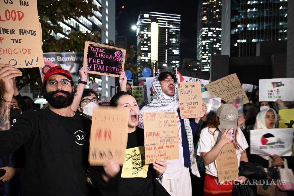 $!Manifestantes se reúnen cerca de la embajada de Estados Unidos en Tokio, Japón, para mostrar solidaridad con el pueblo palestino en Gaza.