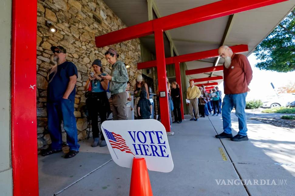 $!Vista de ciudadanos que acuden a votar en Black Mountain, Carolina del Norte, el 21 de octubre de 2024.