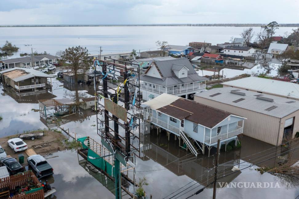 $!Las aguas de la inundación rodean las casas dañadas por la tormenta el 31 de agosto de 2021 en la parroquia de Lafourche, Luisiana.