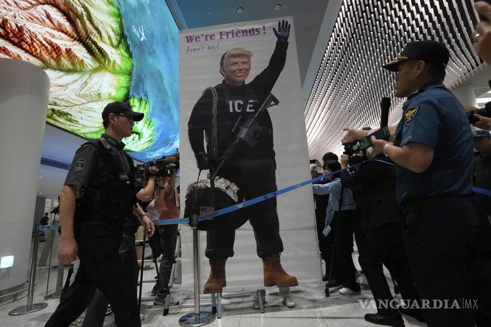 $!Manifestantes colocan una pancarta con la imagen de Donald Trump en la terminal de llegadas del Aeropuerto Internacional de Incheon, en Corea del Sur.