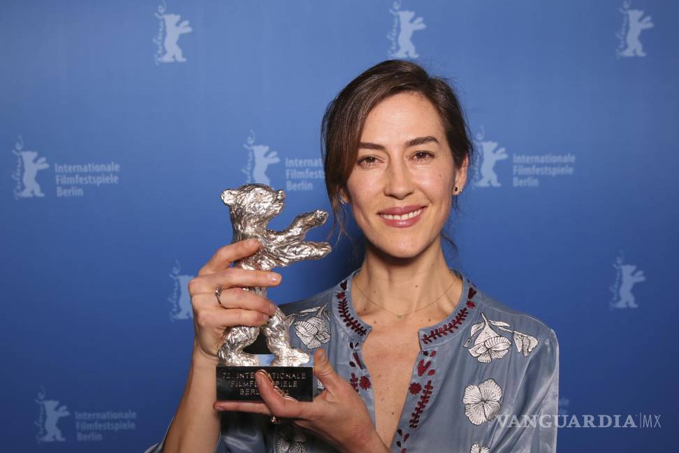 $!La directora boliviana-mexicana Natalia López Gallardo con su trofeo tras recibir el Oso de Plata del jurado por su película “Manto de gemas”. AP/Ronny Hartmann